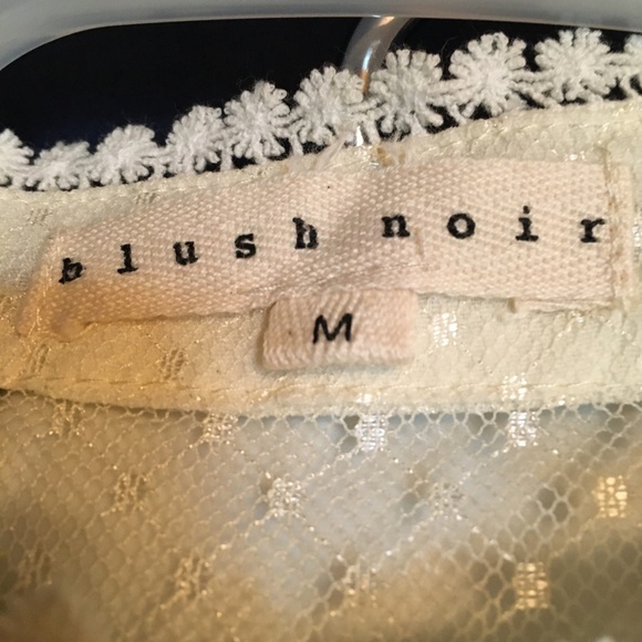 DRESS CREAM LACEY CUTE SIZE MEDIUM WEAR WITH TIGHT - Picture 4 of 4